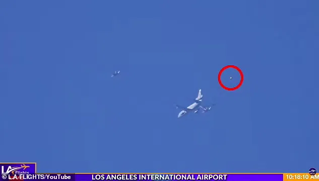 NSO, skriejantis virš ‘Air Force One’ Los Andželo oro uoste