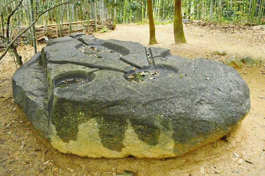 Paslaptingas Sakafuneishi (Sakafuneishi) akmuo