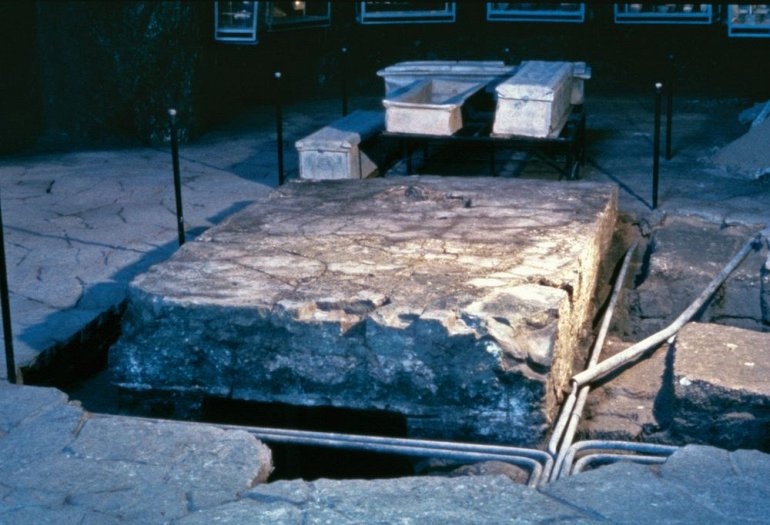 Didelė stiklo plokštė Beit Šearime, kuriai 1600 metų
