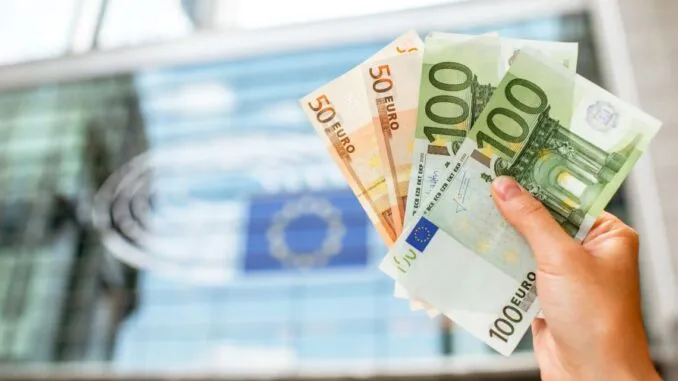 Europos Parlamentas patvirtino griežtus operacijų grynaisiais pinigais apribojimus