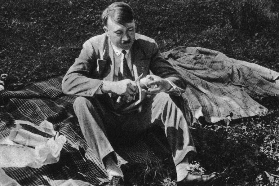 Adolfas Hitleris skaito laikraštį, apie 1933 m