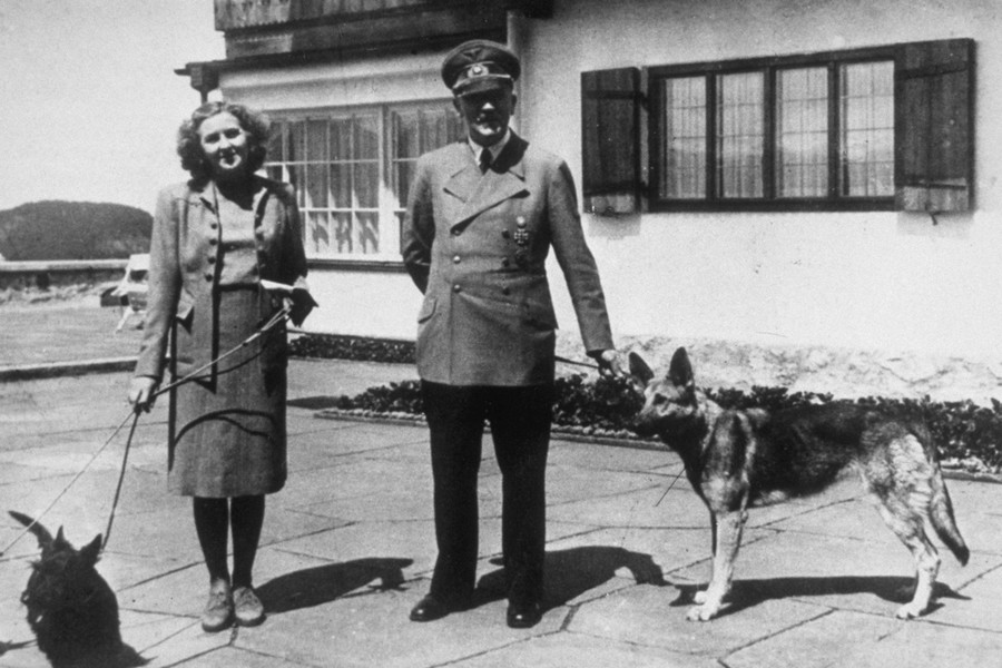 Adolfas Hitleris su mergaite Uschi (Ursula) Schneider, savo artimos draugės Evos Braun dukra, Berchtesgadenas, 1942 m.