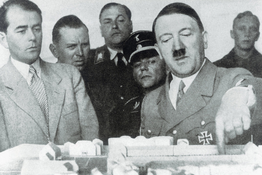 Adolfas Hitleris (antroje eilėje dešinėje) karo ligoninėje Belitze, 1918 m.