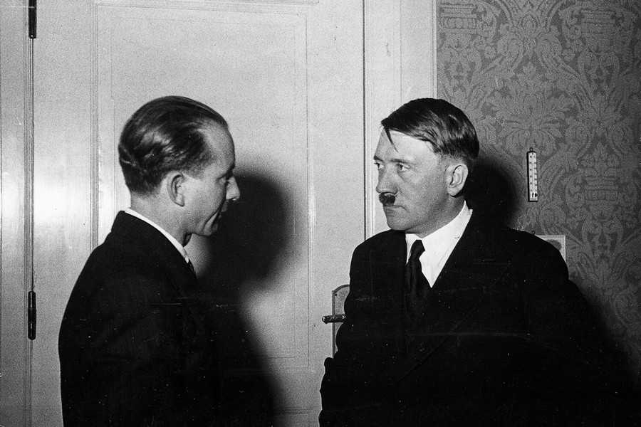 Adolfas Hitleris su NSDAP atstovu spaudai Otto Dietrichu, 1933 m.