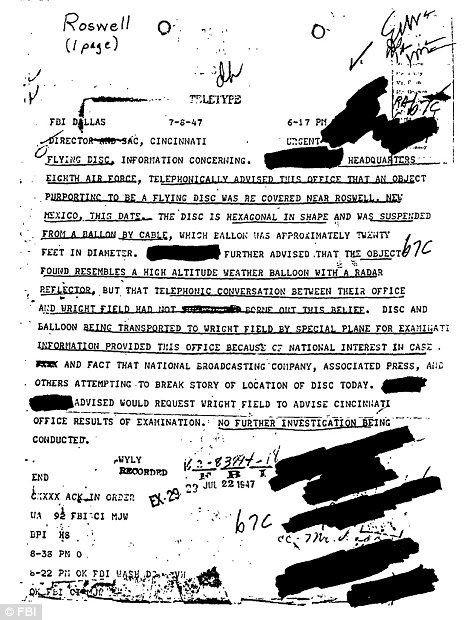 Nejau tai buvo įvykę iš tiesų? Nuotraukoje – neįrodytas atvejis, jog 1947-ųjų NSO incidento vietoje rastas negyvas humanoido kūnas, kurio skrodimą atliko karinių žinybų darbuotojai ©dailymail.co.uk