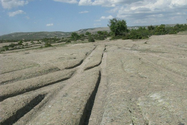 Geologas Aleksandras Koltypinas įsitikinęs, kad šias žymes paliko nežinomos civilizacijos, egzistavusios prieš 12–14 mln. metų, naudotos transporto priemonės ©A. Koltypinas