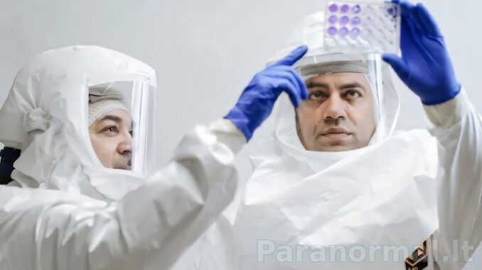 Mokslininkas laboratorijoje tiria paukščių gripo virusą