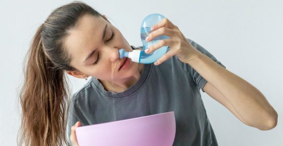 Ramunėlių tirpalas – liaudies medicinos pagalba nosies sveikatai Ramunėlių ir druskos tirpalas nosies plovimui