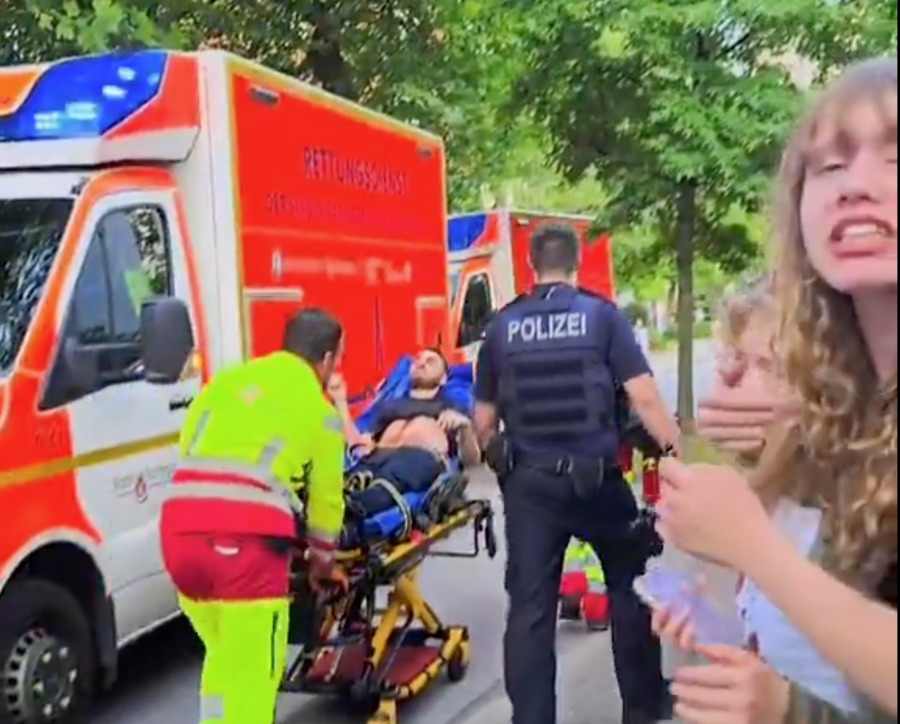 Chaotiška gatvės scena Heiligenhaus mieste su policija ir sužeistaisiais