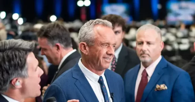 JAV vakcinų politika: gydytojas konsultuoja pacientą dėl COVID-19 vakcinos