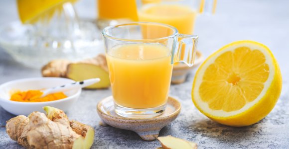 Imbieriniai šotai – sveikas pasirinkimas Imbieriniai šotai stiklinėse su citrina ir imbieru