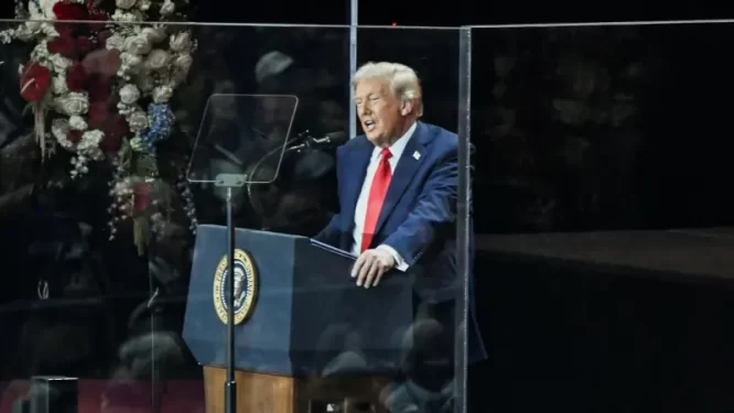 Donaldo Trampo kalba Čarlio Kirko atminimo ceremonijoje Glendale, Arizona 2025