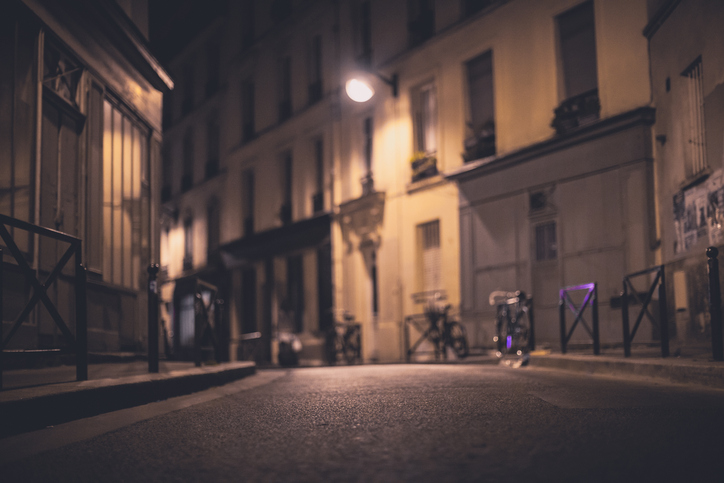 Tuniso nelegalus migrantas apkaltintas bandymu išžaginti prancūzų pensininkę, kurį sustabdė praeiviai Paryžiuje Tuniso nelegalus migrantas apkaltintas bandymu išžaginti prancūzų pensininkę, kurį sustabdė praeiviai Paryžiuje