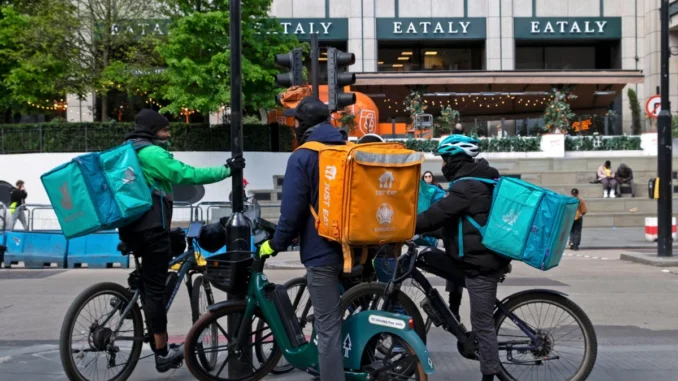 Prieglobsčio prašytojas seksualiai užpuolė moterį, kai pristatė maistą į jų namus Prieglobsčio prašytojas seksualiai užpuolė moterį, kai pristatė maistą į jų namus