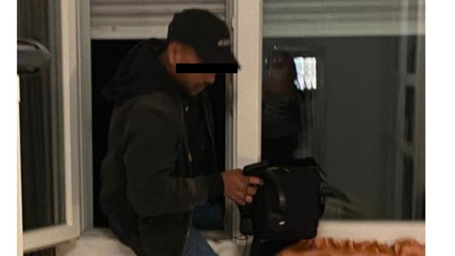 Šis vyras buvo nufotografuotas įsibrovęs pro Šveicarijos šeimos langą tiesiai į dukters kambarį. Šis vyras buvo nufotografuotas įsibrovęs pro Šveicarijos šeimos langą tiesiai į dukters kambarį.