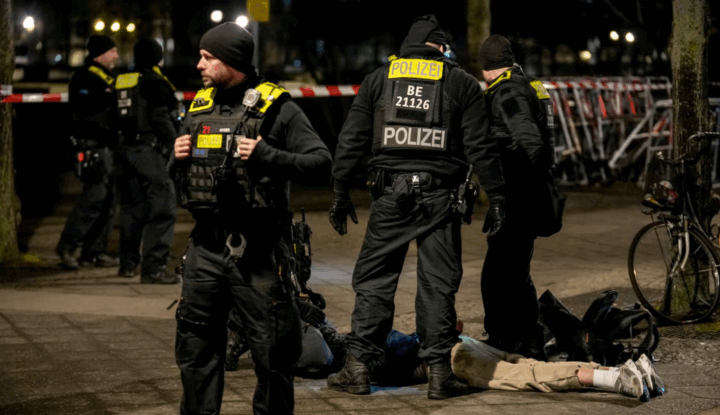 Sirijos paauglys teisiamas už ispanų turisto gerklės perpjovimą Berlyno holokausto memorialo teritorijoje