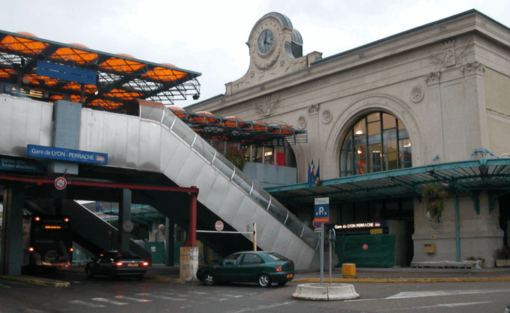 Benamis migrantas iš Gvadelupos Liono tramvajaus stotyje subadė vyrą barbekiu šakute Benamis migrantas iš Gvadelupos Liono tramvajaus stotyje subadė vyrą barbekiu šakute