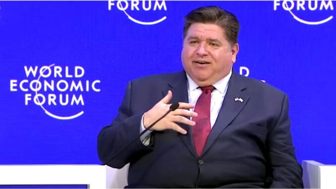 Gubernatorius JB Pritzkeris šių metų pradžioje Čikagoje dovanoja kraują Gubernatorius JB Pritzkeris šių metų pradžioje Čikagoje dovanoja kraują