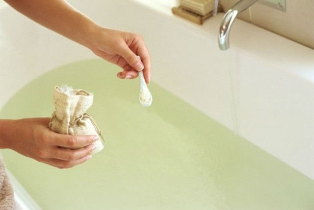 Kuo naudingos ir žalingos druskos vonios?