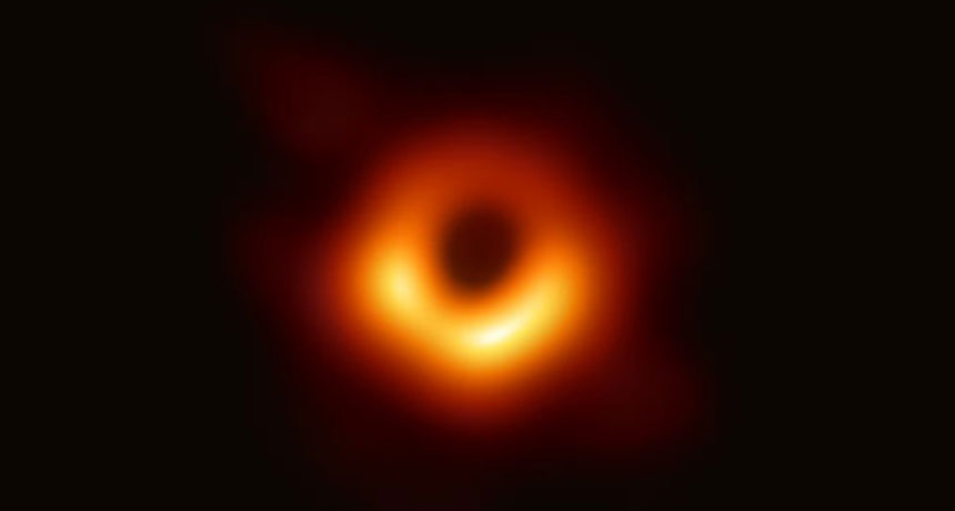 Juodosios skylės M87* nuotrauka.