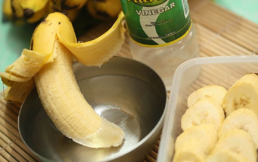 Как сохранить бананы в домашних условиях. Консервированные бананы. Банан очищенный. Как чистить банан. Удобрение из мякоти банана.