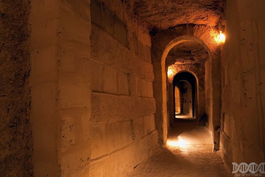 Sousse katakombose, kurios tęsiasi maždaug 5 kilometrus, yra maždaug 1