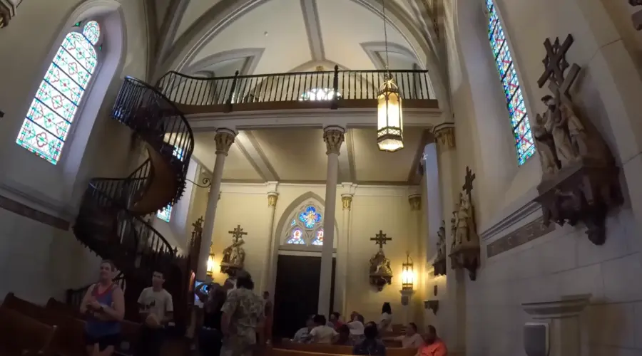 Nežinomas Genijus, Lyginamas Su Da Vinčiu: Sraigtinių Loreto Laiptų Paslaptis