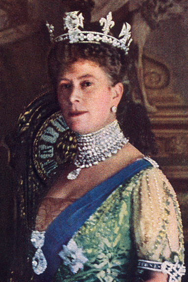 Karalienė Marija su Cullinan I ir Cullinan II deimantais ant krūtinės.