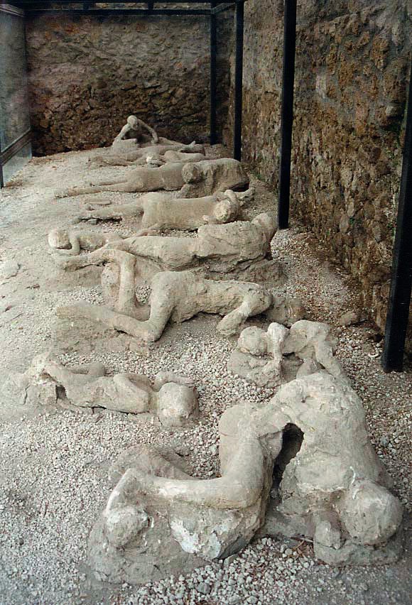 „Pabėgėlių sodas" - žuvusių Pompėjos gyventojų gipsinės figūros