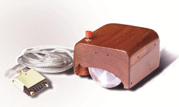 Douglas Engelbart 1965 m. išrastos kompiuterio pelės prototipas.