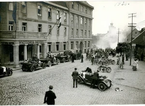 Klaipėdos automobilių ir motoračių klubo nariai prie viešbučio