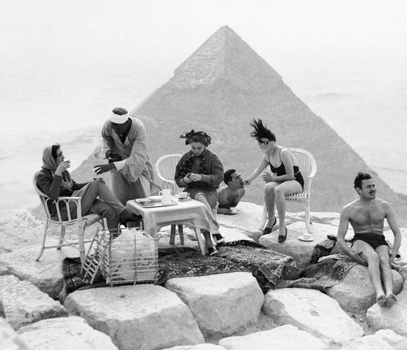 Turistai su arbatą ant Didžiosios Gizos piramidės