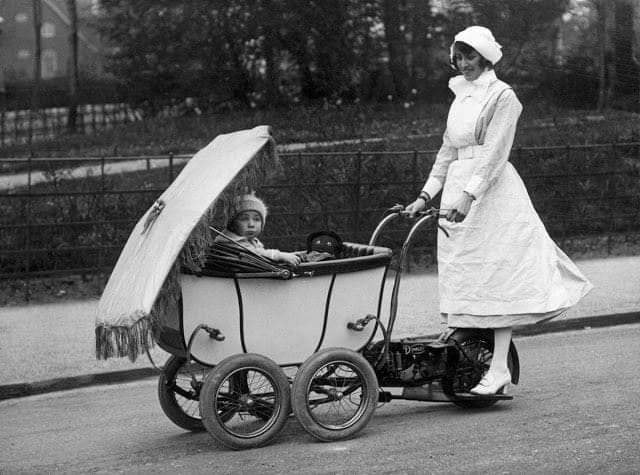 Pirmasis motorizuotas vaiko vežimėlis (1923 m.).