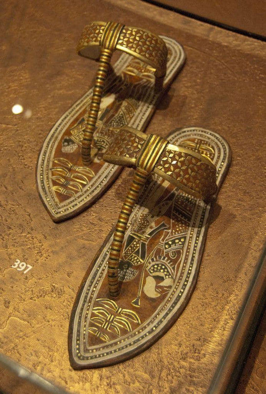 3000 metų senumo faraono Tutanchamono sandalai