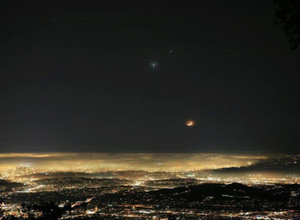 Mėnulis, Venera ir Jupiteris virš Los Andželo