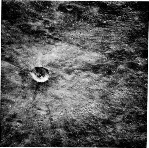 Mėnulio krateryje "ateivių šachta"?