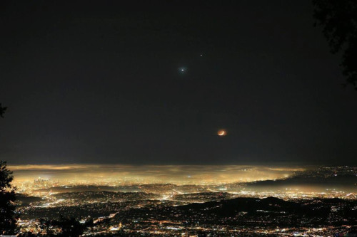 Mėnulis, Venera ir Jupiteris virš Los Andželo