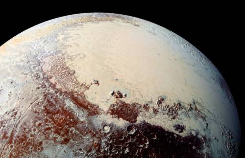 Spalvingas Plutono paviršius stebina ekspertus