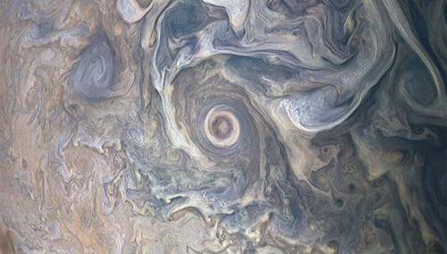 NASA parodė Jupiterio debesuotą kraštovaizdį